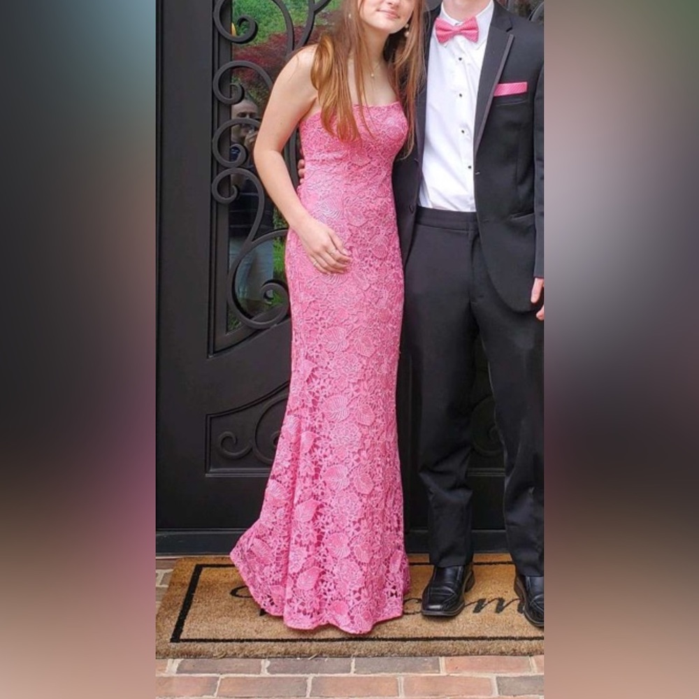 Pink prom dress!! 💘💖💖